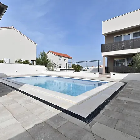 Crowonder House Helora With Swimming Pool - Crowonder Luxury Rent Holiday home